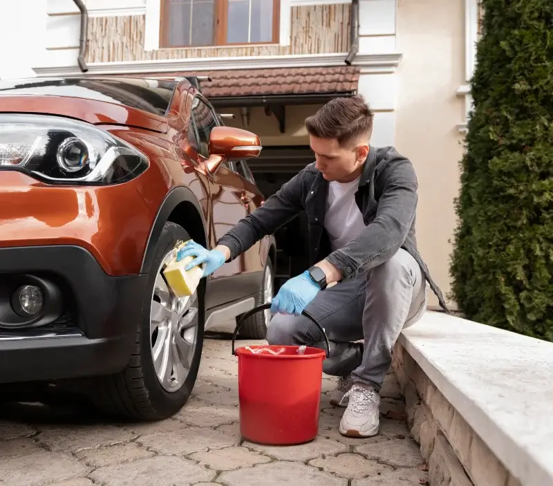 Lavage auto à domicile Lézignan-la-Cèbe : professionnel intervenant sur un véhicule